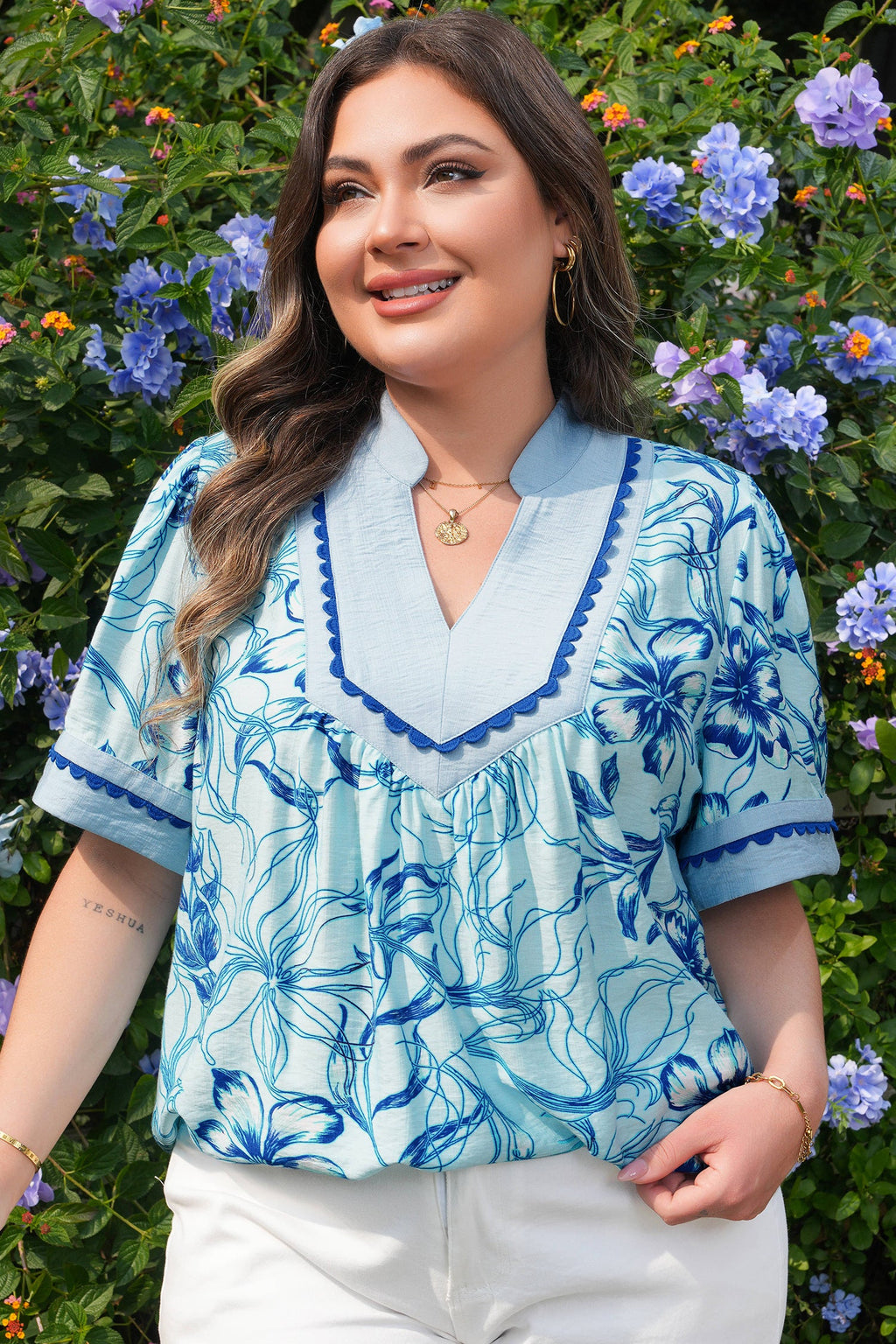 Plus Size Scallop Trim Floral Short Sleeve Blouse